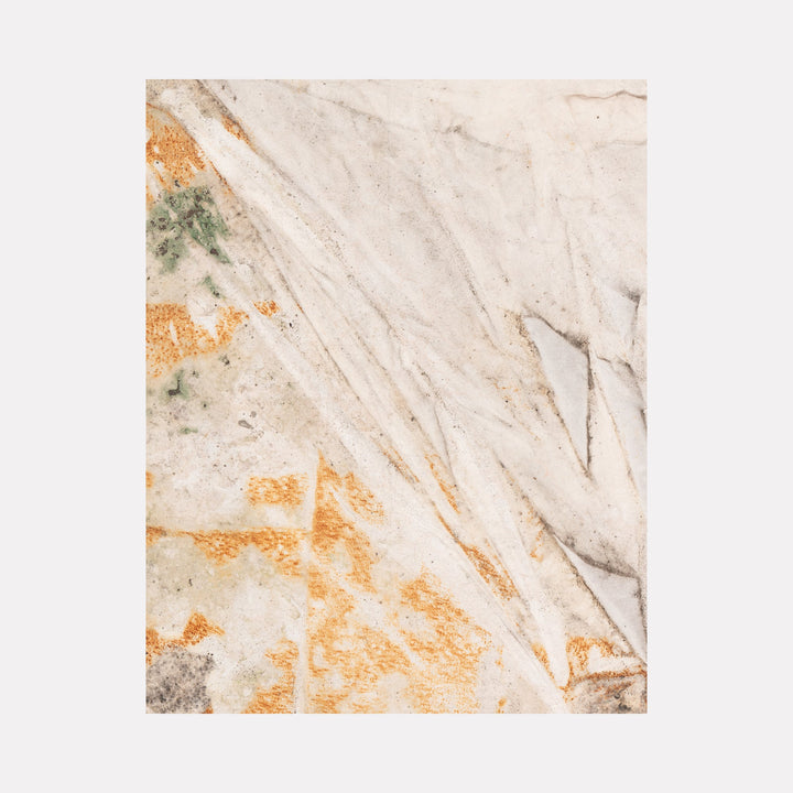 The artwork 'Aqua fa la rugine IV' by Jacqueline Ferrante features abstract rust-stained canvas with diagonal streaks of orange oxidation and subtle green patina against a cream background. Natural weathering patterns create organic textures reminiscent of marble, achieved through 127 days of environmental exposure in an industrial container.